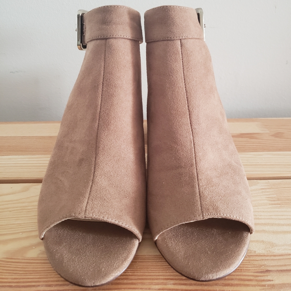 Nine West Tan Suede Chunky Heel Sandals - Size 6M
